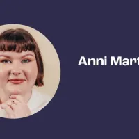 Kuvassa sinisellä pohjalla polkkatukkainen nainen ja teksti "Anni Marttinen". 