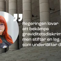 Kuvassa eduskunnan portaat ja Tehyn puheenjohtaja Millariikka Rytkönen. Kuvassa teksti "Regeringen lovar att bekämpa graviditetsdiskriminering, men stiftar en lag som underlättar den."