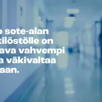 Hoitaja kävelee käytävällä. Kuvassa teksti: &quot;Koko sote-alan henkilöstölle on saatava vahvempi suoja väkivaltaa vastaan&quot;.