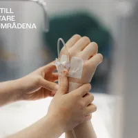 En sjukskötare sätter dropp på en patient