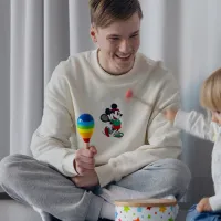 Kuvassa varhaiskasvatuksen ammattilainen lapsen kanssa