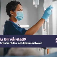 Tummaihoinen hoitaja tarkistaa tippapussia sairaalassa. Kuvassa teksti &quot;Hur vill du bli vårdad?&quot;