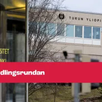 Kuvassa ovi, jossa lukee Helsingin yliopisto. Kuvassa myös rakennus, jossa lukee Turun yliopisto