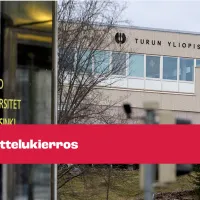 Kuvassa ovi, jossa lukee Helsingin yliopisto. Kuvassa myös rakennus, jossa lukee Turun yliopisto