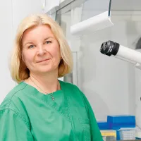 Hedelmöityshoitoja tekevä bioanalyytikko Eva Löfman laboratoriossa.