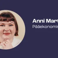 Sinisellä pohjalla kuva polkkatukkaisesta naisesta. Kuvassa teksti "Anni Marttinen pääekonomisti" ja Tehyn logo. 