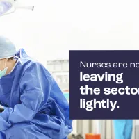 Väsynyt hoitaja istuu leikkaussalissa. Kuvassa teksti: "Nurses are not leaving the sector lightly."."