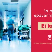 Hoitajat kävelevät käytävällä. Kuvassa on punaisella pohjalla teksti &quot;vuosi epävarmuutta? Eikäy&quot;