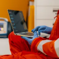 Ensihoitaja käyttää kannettavaa tietokonetta ambulanssissa. Työtuomioistuin on määrännyt Haen oy:n maksamaan Tehylle 3 000 euron hyvityssakon sekä korvaamaan Tehyn oikeudenkäyntikulut.