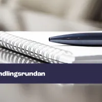 Kuvassa lehtiö ja kynä pöydällä ja sinisessä palkissa teksti &quot;Förhandlingsrundan&quot;