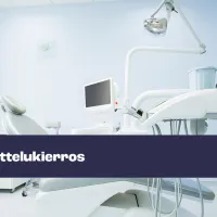 Kuvassa hammaslääkärin tuoli ja vastaanotolla käytettäviä välineitä.