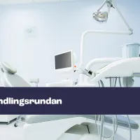 Kuvassa hammaslääkärin tuoli ja vastaanotolla käytettäviä välineitä.