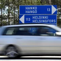 Auto ajaa Hanko- ja Helsinki-kylttien ohi. 