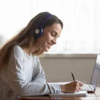Nainen opiskelee tietokoneella