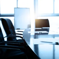 neuvottelupöytä, jonka ympärillä on tuoleja