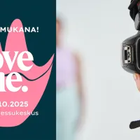 I love me -tunnus ja nainen valokuvattavana