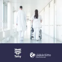 Sairaalan käytävällä lääkäri ja hoitaja kävelevät poispäin. Hoitaja työntää potilasta pyörätuolissa.