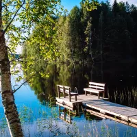 Puulaituri penkillä järven rannalla Suomessa.