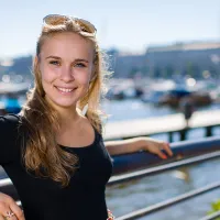 Nuori nainen kesällä satamassa
