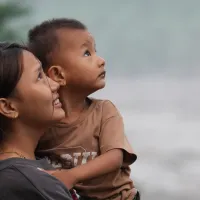 Nepalilainen nainen ja lapsi 