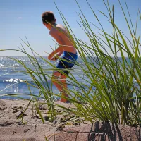 poika rannalla