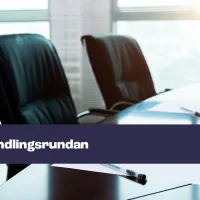 Kuvassa pöytä, jossa mustia tuoleja. Kuvassa myös sininen nauha, jossa lukee teksti "Tehy" ja "förhandlingsrundan".