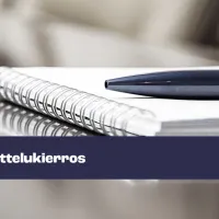 Neuvottelupöytä, jossa lehtiö ja kynä. Sininen nauha, jossa teksti &quot;neuvottelukierros&quot;.
