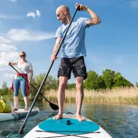 nainen ja mies suplaudoilla järvellä
