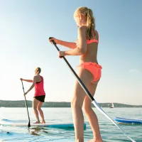 Perhe suppaamassa kesällä