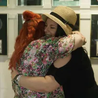 Millariikka Rytkönen ja Hanna Pakarinen halaavat