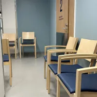 Sairaalan odotustilassa rivi tyhjiä tuoleja.