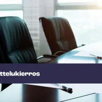 Kokouspöytä. Kuvassa myös sininen nauha, jossa lukee &quot;neuvottelukierros&quot; ja &quot;Tehy&quot;.