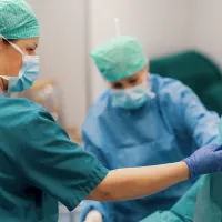 Hoitajat leikkaussalissa