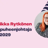 Vaaleanpunaisella pohjalla teksti &quot;Millariikka Rytkönen Tehyn puheenjohtaja 2025 - 2029 ja kuva Millariikka Rytkösestä.