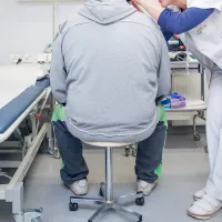 Hoitaja tutkii vangin korvaa.