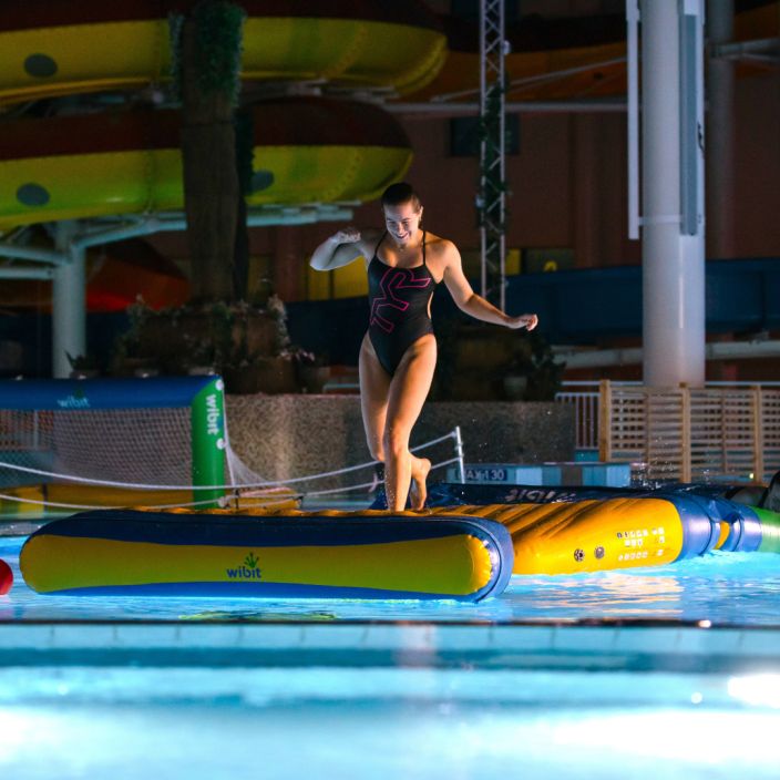 Nainen uimassa Flamingo Spassa