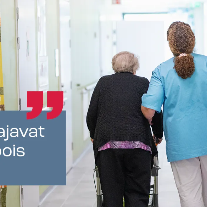 Hoitaja taluttaa vanhusta sairaalan käytävällä. Kuvassa myös teksti "Säästöt ajavat hoitajia pois alalta".