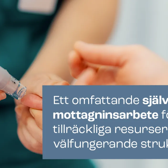 Kuvassa hoitajan kasi, joka pistaa potilasta ruiskulla sormeen.