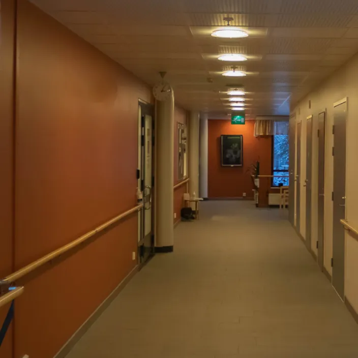 Keusote suunnittelee enintään sataa irtisanomista. Pääluottamusedustajan mukaan jatkuva epävarmuus on saanut ammattilaisia hakeutumaan töihin muualle. Keusoten hoivakoti Kauniston käytävä.