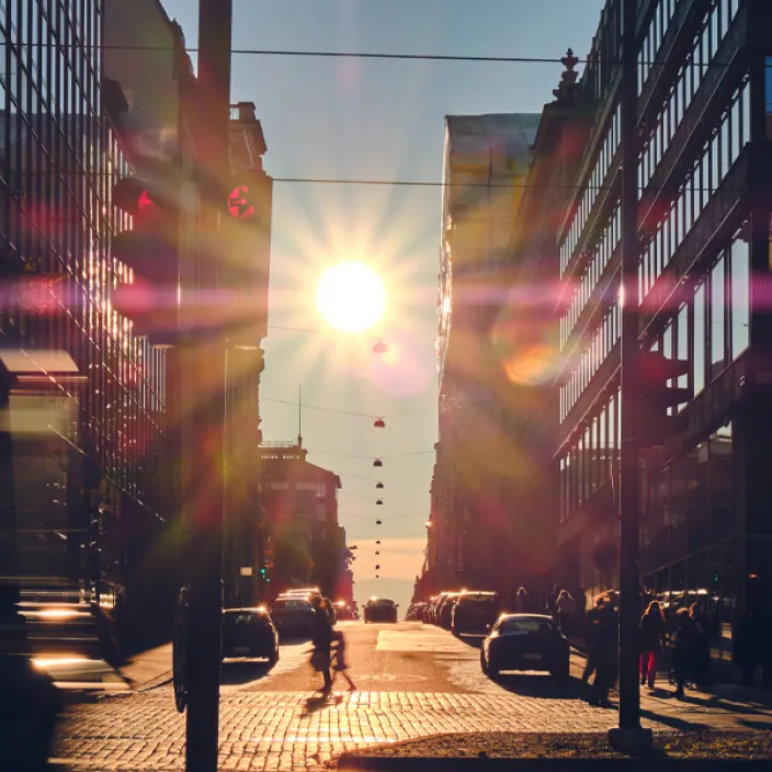 Suomessa liikkuvista vaarallisista huumausaineista varoittaa NOPSA-verkkopalvelu. Kuva kaupungin kadusta auringonnousun aikaan.