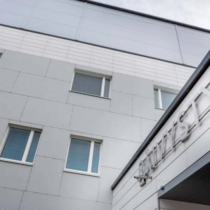 Siun sote aloittaa koko henkilöstöä koskevat yt-neuvottelut. Puhuttu on jopa 260 henkilötyövuoden säästöistä. Siun soten J"-laajennuksen päivystyksen kuva rakennuksen ulkosivusta.