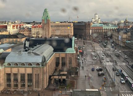 Ylhäältä otettu kuva Helsingin rautatieasemasta ja edustasta.