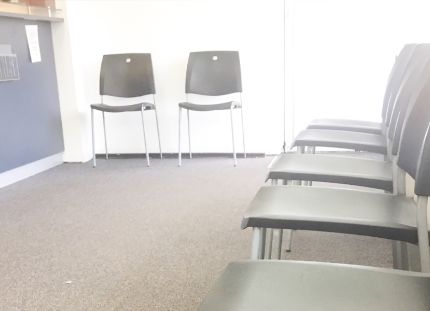 Sairaalan tyhjä odotustila. Tuoleja rivissä seinustalla. Kolme uutta hyvinvointialuetta valtion arviointimenettelyyn