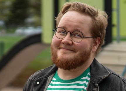 Nooa Sammalkäpy hymyilee kameralle. Kuva otettu lasten leikkikentällä.