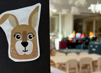 Näkymä päiväkodin tiloihin, ovessa jäniksen kuva. 