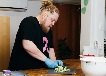 Rami Oksanen pilkkoo kurkkuja.