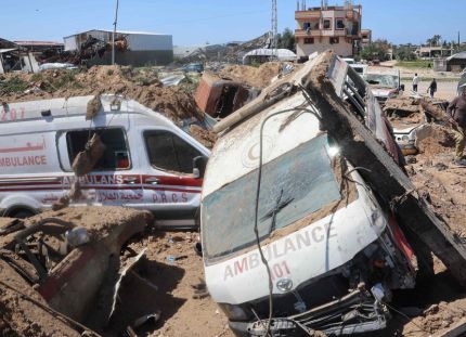 Palestiinalaiset tarkastelevat vaurioita ambulanssien korjauspihalla, jota iskettiin Israelin ilmaiskuissa al-Maghazin pakolaisleirillä keskisessä Gazassa 24. maaliskuuta 2025.