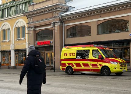 Ambulanssi parkissa Turun keskustassa.