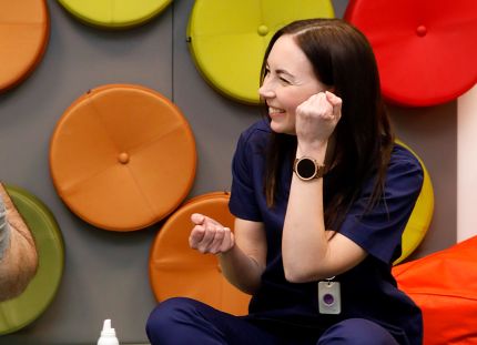 Lähihoitaja Anna-Sofia Kämäräinen on sivellyt aistigeeliä opiskelijalle, jota hän perehdyttää.