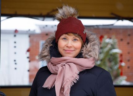 Eerika Väisänen työpaikkansa pihalla talviaikaan.
